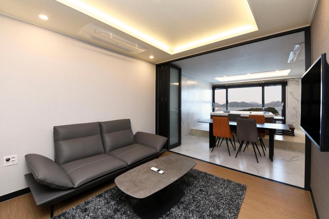 Utop Marina Hotel & Resort Yeosu Buitenkant foto
