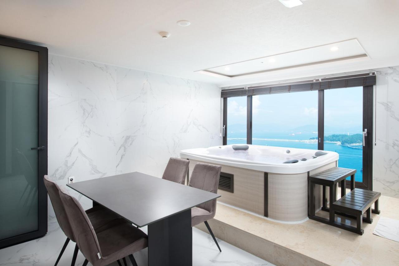 Utop Marina Hotel & Resort Yeosu Buitenkant foto